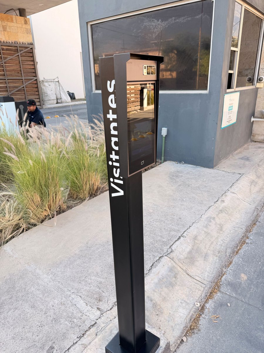 Videoportero Akuvox S539 en pedestal, en el carril de visitantes de un fraccionamiento